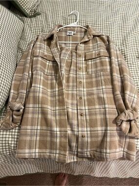 Princess Polly Men’s Plaid Button-Down Shirt Jacket in Tan and Cream
